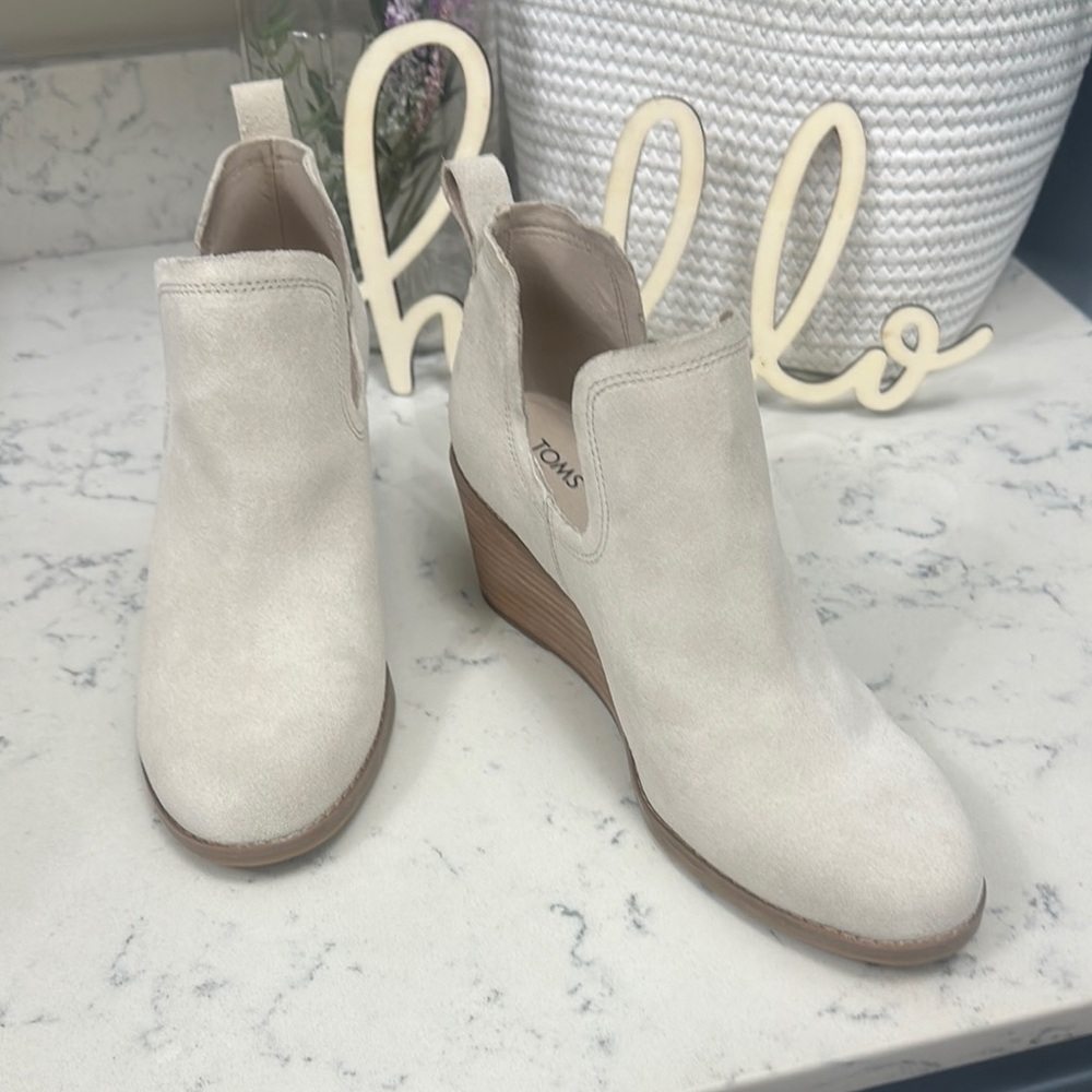 Toms Kallie Cream Ankle Boots Sleek Suede Design 8.5